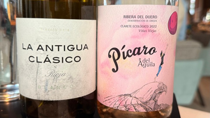 Two wine bottles on a table: La Antigua Clásico Rioja Blanco on the left and Pícaro del Águila Clarete 2022 on the right, both showcasing their distinctive labels.