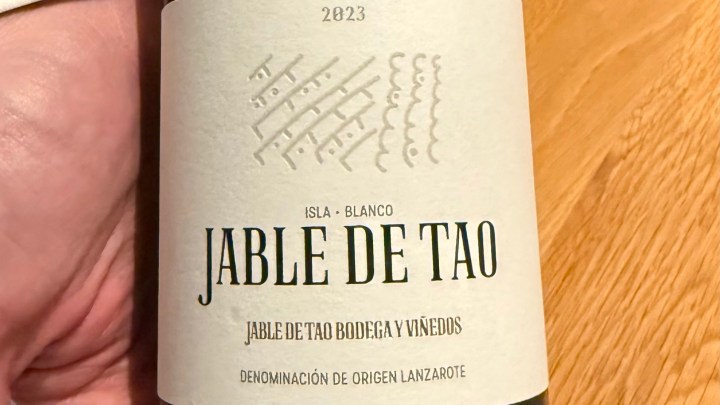 Close-up of a white wine label from Jable de Tao, labeled as Isla Blanco 2023, featuring embossed text and a rustic design.